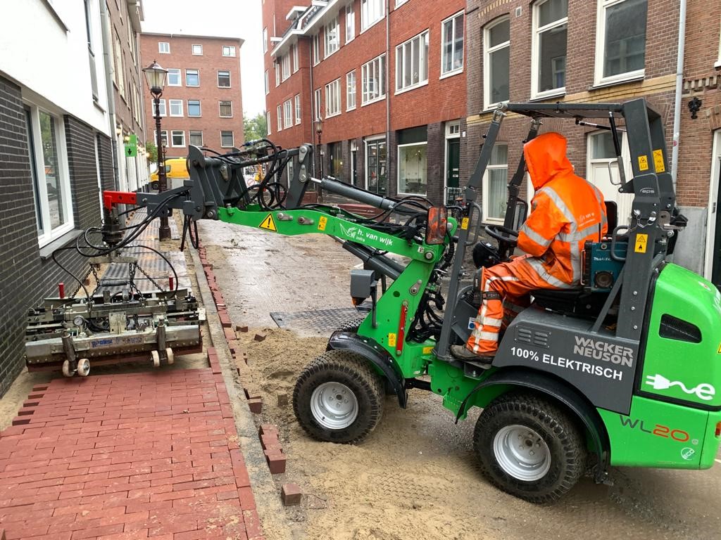 Elektrische minishovel bij werkzaamheden in de binnenstad (bron: Infrasite.nl)